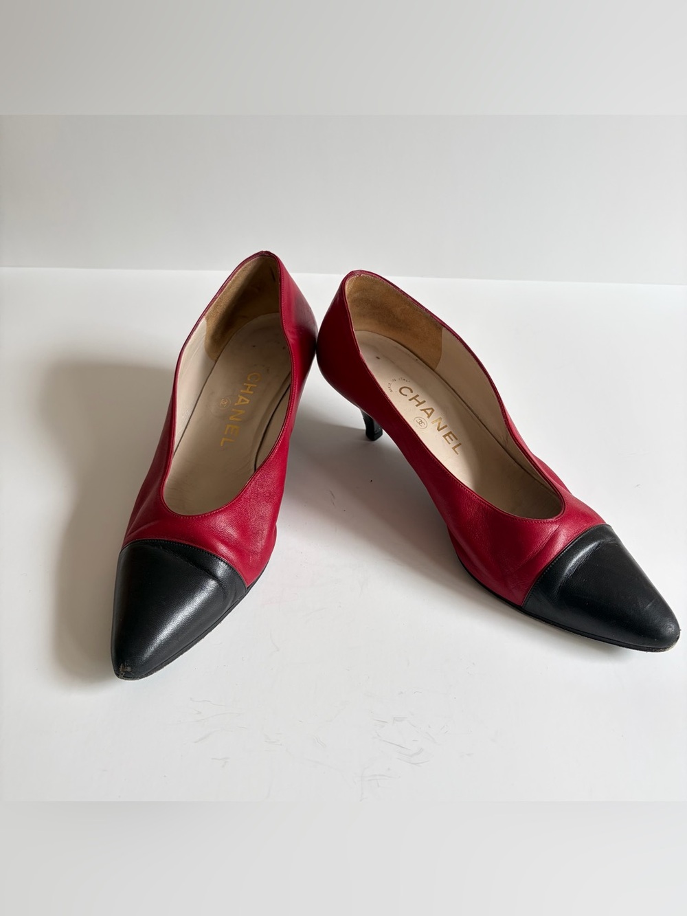 CHANEL Vintage Two-Tone Red Leather Pumps with Black Cap Toe